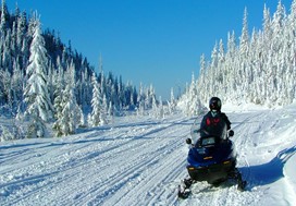 Canada voyage, globe travel, hiver motoneige