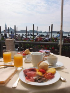 Petit déjeuner en terrasse Hotel Monaco&Grand Canal