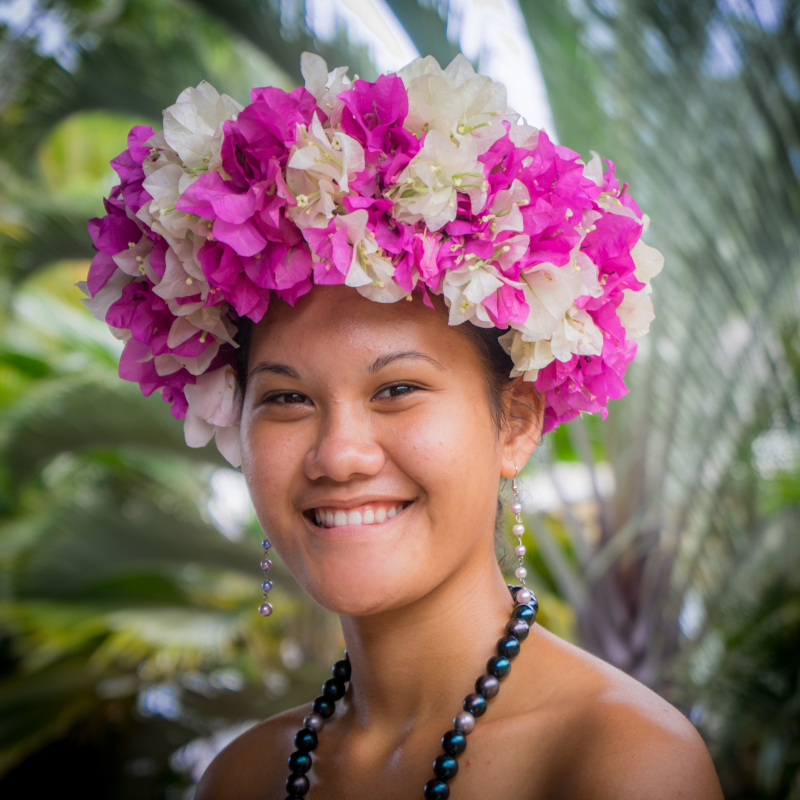 habitant-polynesie-sourire-atout habitante-polynesienne-sourire-joie