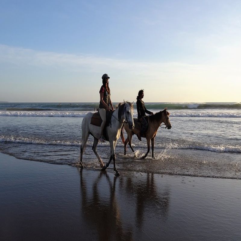 bali-indonesie-balade-cheval voyage-bali-indonesie-globe-travel-plage