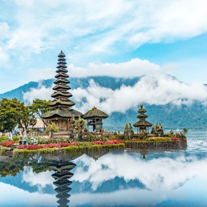 ulun-danu-bali-indonesie-temple voyage-bali-indonesie-globe-travel-riziere