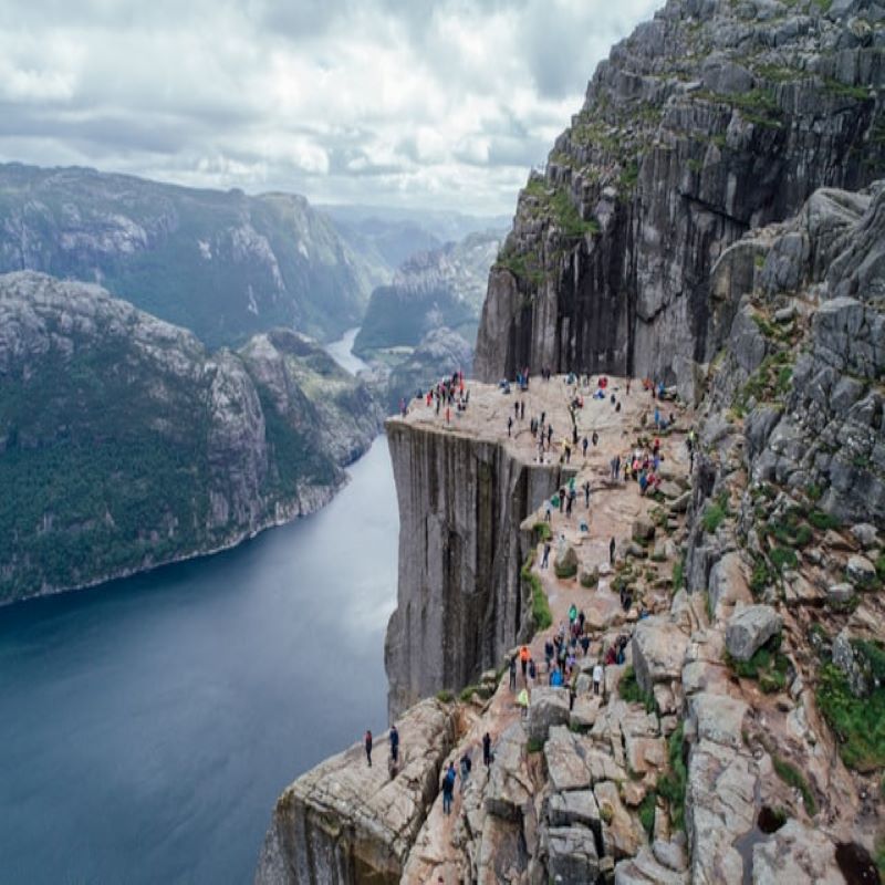 preikestolen-norvege globe-travel-voyage-norvege-preikestolen-falaise